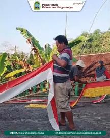 WARGA PASANG UMBUL-UMBUL SAMBUT BERSIH DESA/RASUL KALURAHAN HARGOMULYO TAHUN 2026